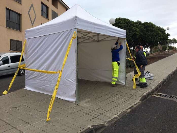 Instalación de una carpa en el Centro de Salud de El Calero (Foto TA)